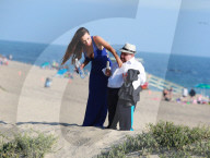 PEOPLE - Ein ungleiches Paar: Chuy Bravo und Yentiza Munoz für '138 Water' am Beach von Malibu