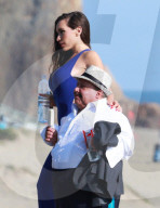 PEOPLE - Ein ungleiches Paar: Chuy Bravo und Yentiza Munoz für '138 Water' am Beach von Malibu