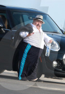 PEOPLE - Ein ungleiches Paar: Chuy Bravo und Yentiza Munoz für '138 Water' am Beach von Malibu