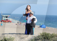 PEOPLE - Ein ungleiches Paar: Chuy Bravo und Yentiza Munoz für '138 Water' am Beach von Malibu