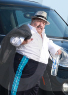 PEOPLE - Ein ungleiches Paar: Chuy Bravo und Yentiza Munoz für '138 Water' am Beach von Malibu