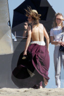 PEOPLE - Gigi Hadid bei der Arbeit am Beach von Malibu