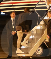 PEOPLE - Kanye West steigt in den privat Jet in LA