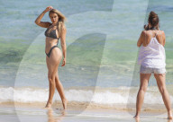 PEOPLE - Steph Claire Smith posiert im Bikini am Beach von Sydney