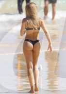 PEOPLE - Steph Claire Smith posiert im Bikini am Beach von Sydney