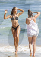 PEOPLE - Steph Claire Smith posiert im Bikini am Beach von Sydney