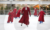 FEATURE - Klosterschüler auf dem Eis in Hampshire