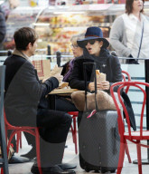 EXKLUSIV - Eva Longoria am Flughafen Heathrow 