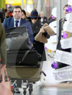 EXKLUSIV - Eva Longoria am Flughafen Heathrow 