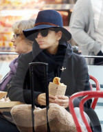 EXKLUSIV - Eva Longoria am Flughafen Heathrow 