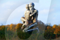 FEATURE - 'Nuba Embrace Skeletal' Skulptur von John Buckley in Oxfordshire