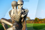 FEATURE - 'Nuba Embrace Skeletal' Skulptur von John Buckley in Oxfordshire