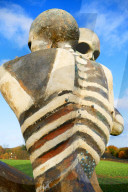 FEATURE - 'Nuba Embrace Skeletal' Skulptur von John Buckley in Oxfordshire