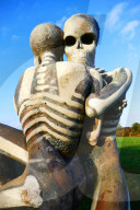 FEATURE - 'Nuba Embrace Skeletal' Skulptur von John Buckley in Oxfordshire