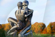 FEATURE - 'Nuba Embrace Skeletal' Skulptur von John Buckley in Oxfordshire