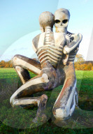 FEATURE - 'Nuba Embrace Skeletal' Skulptur von John Buckley in Oxfordshire