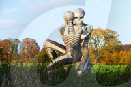 FEATURE - 'Nuba Embrace Skeletal' Skulptur von John Buckley in Oxfordshire
