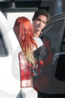EXKLUSIV - Bella Thorne umarmt Tyler Posey 