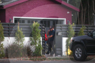 EXKLUSIV - Gregg Sulkin diskutiert mit Bella Thorne vor ihrem lila Haus in Los Angeles