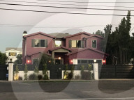 EXKLUSIV - Gregg Sulkin diskutiert mit Bella Thorne vor ihrem lila Haus in Los Angeles