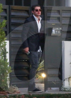 EXKLUSIV - Gregg Sulkin diskutiert mit Bella Thorne vor ihrem lila Haus in Los Angeles
