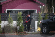 EXKLUSIV - Gregg Sulkin diskutiert mit Bella Thorne vor ihrem lila Haus in Los Angeles