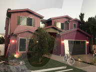 EXKLUSIV - Gregg Sulkin diskutiert mit Bella Thorne vor ihrem lila Haus in Los Angeles