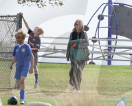EXKLUSIV - Julia Roberts hält sich warm am Fussballfeld