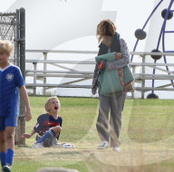 EXKLUSIV - Julia Roberts hält sich warm am Fussballfeld