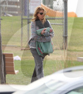 EXKLUSIV - Julia Roberts hält sich warm am Fussballfeld