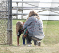 EXKLUSIV - Julia Roberts hält sich warm am Fussballfeld