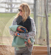 EXKLUSIV - Julia Roberts hält sich warm am Fussballfeld