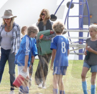 EXKLUSIV - Julia Roberts hält sich warm am Fussballfeld