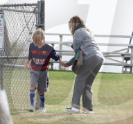 EXKLUSIV - Julia Roberts hält sich warm am Fussballfeld