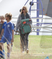 EXKLUSIV - Julia Roberts hält sich warm am Fussballfeld