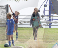 EXKLUSIV - Julia Roberts hält sich warm am Fussballfeld