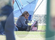 EXKLUSIV - Julia Roberts hält sich warm am Fussballfeld