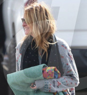 EXKLUSIV - Julia Roberts hält sich warm am Fussballfeld