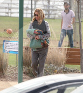 EXKLUSIV - Julia Roberts hält sich warm am Fussballfeld