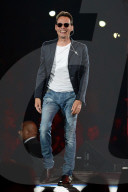 PEOPLE - Marc Anthony kŸsst auf der BŸhne in Miami
