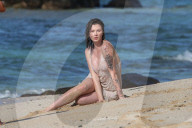 EXKLUSIV - Ireland Baldwin posiert lasziv vor der Kamers am Beach auf Hawaii