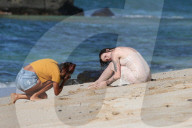 EXKLUSIV - Ireland Baldwin posiert lasziv vor der Kamers am Beach auf Hawaii