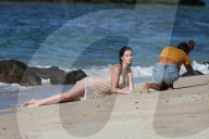 EXKLUSIV - Ireland Baldwin posiert lasziv vor der Kamers am Beach auf Hawaii