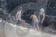 EXKLUSIV - Ireland Baldwin posiert lasziv vor der Kamers am Beach auf Hawaii