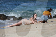 EXKLUSIV - Ireland Baldwin posiert lasziv vor der Kamers am Beach auf Hawaii