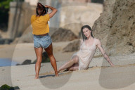 EXKLUSIV - Ireland Baldwin posiert lasziv vor der Kamers am Beach auf Hawaii