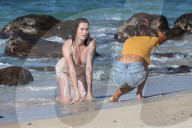 EXKLUSIV - Ireland Baldwin posiert lasziv vor der Kamers am Beach auf Hawaii