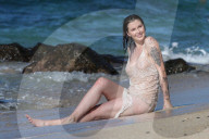 EXKLUSIV - Ireland Baldwin posiert lasziv vor der Kamers am Beach auf Hawaii