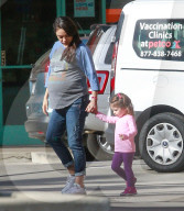 EXKLUSIV - Die hochschwangere Mila Kunis mit Ashton Kutcher und Wyatt in Studio City unterwegs