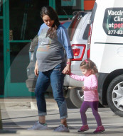 EXKLUSIV - Die hochschwangere Mila Kunis mit Ashton Kutcher und Wyatt in Studio City unterwegs